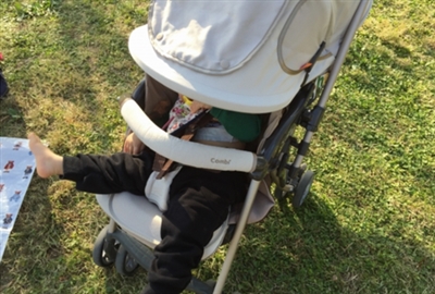 日焼け対策をして赤ちゃんと散歩